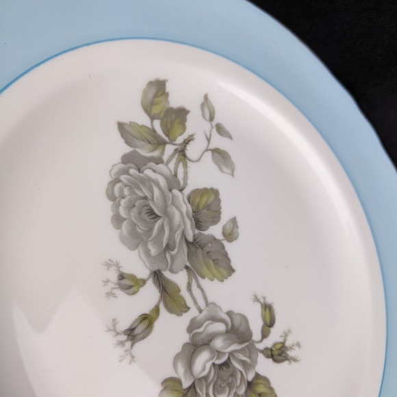 2 Vintage crown fine bone china rose with blue rim plates - Picture 3 of 7